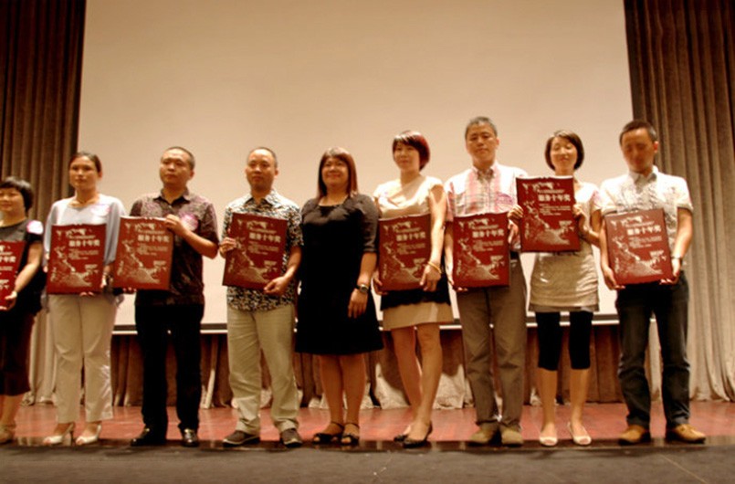 木玩世家榮獲嬰童行業(yè)服務(wù)社會(huì)獎(jiǎng)； 何彬榮獲服務(wù)十年獎(jiǎng)